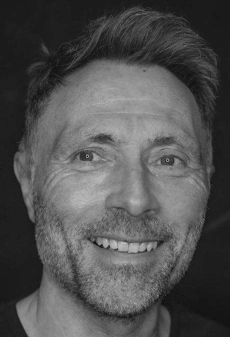 Lutz Biederbeck im Schwarz-Weiß-Porträt, dem Betrachter zugewandt